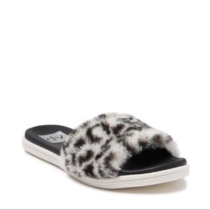 SALE❤️ NWOT Dolce vita Faux Fur Slide Sandal In Black White